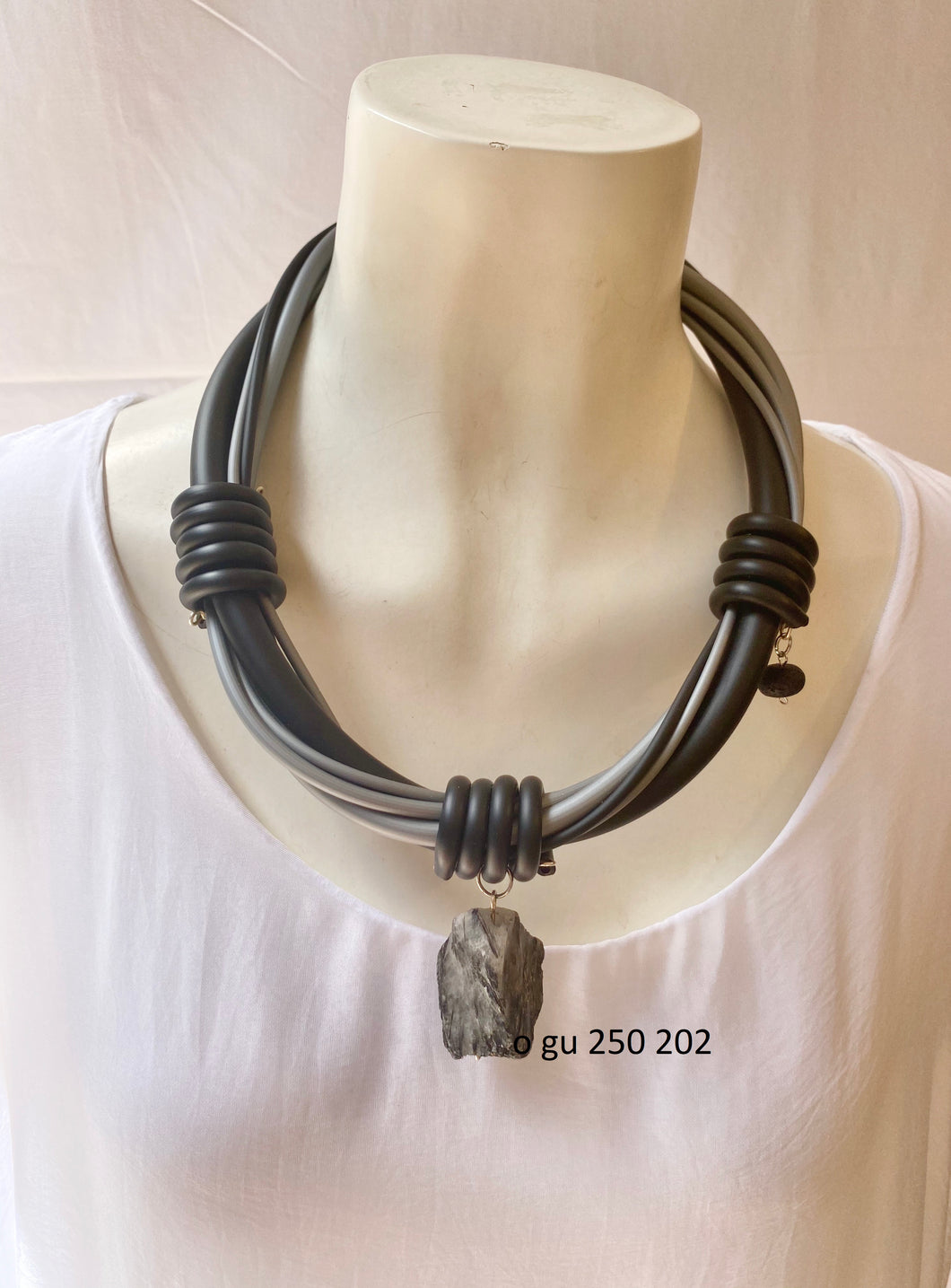 Ogrlica od gume 250 -Rubber  Necklace 250